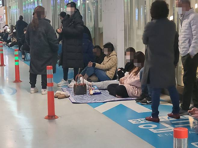 지난 6일 오전 경기 하남시에 위치한 이마트 트레이더스에서 ‘포켓몬빵’을 사기 위한 대기&nbsp;줄이 이어져 있다. 장시간 대기를 위한 돗자리나 휴대용 의자, 담요 등을 챙겨온 이들이 눈에 띄었다.