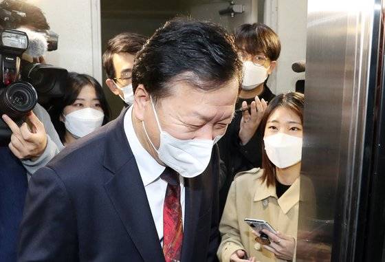 정호영 보건복지부 장관 후보자가 지난 15일 서울 서대문구 국민연금공단 서울북부지역본부에 마련된 인사청문회 준비 사무실로 출근하고 있다.연합뉴스.