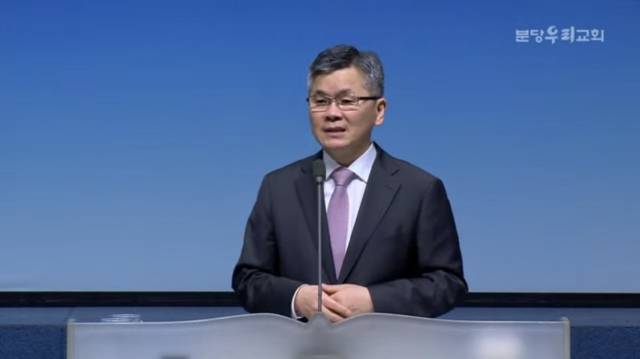 이찬수 분당우리교회 목사가 부활주일인 17일 '새로운 희망의 근거'를 제목으로 설교하고 있다. 분당우리교회 유튜브 캡처