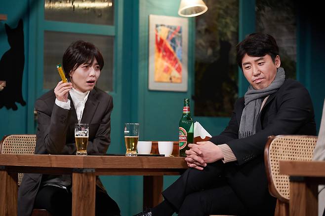 Actor Oh Na-ra played Shin Dong-yup and The Slap lover.Oh Na-ra summoned the character Jeong Hee in the drama of the same name in the My Uncle corner in Coupang Play SNL Korea Season 2 released on April 16th.Oh Na-ra, who runs a restaurant, is a couple-hating level so that there are no chopsticks that fit properly.I broke up with the couple who visited each time, and I was hit by a hit and said, I can not love at this age, I can separate my love. I am so pathetic.At this time, Shin Dong-yup, who held a bouquet of flowers, came to Oh Na-ra; Shin Dong-yups identity was his ex-boyfriend who had been a lover with Oh Na-ra in the past and left as a monk.There was a strange atmosphere between the two people who met for a long time.Shin Dong-yup said, I thought why I could not come to the streets for 20 years in an hour and a half.I think I have not been able to come to the rest of the time because I have something to feel like. Oh Na-ra said, Is there anything to catch now?I have been living a hard time with the feeling that I have been hanging on your mind. At the end of Shin Dong-yup, Now I put down everything in the world, Oh Na-ra said, Its really cruel.I do not feel any emotion now, he said, taking off his coat and reproducing the millennium job.