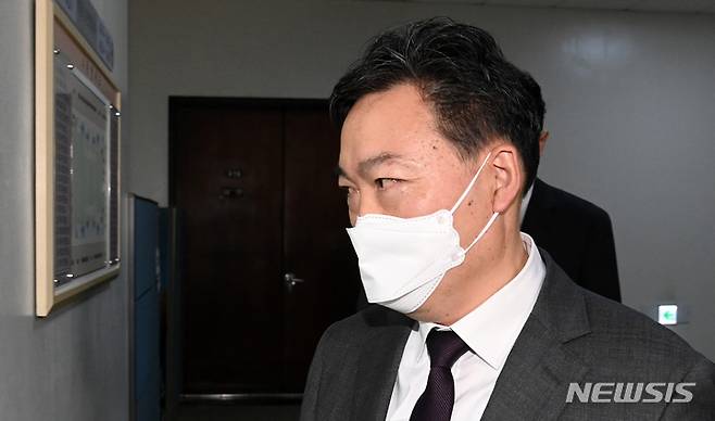 [서울=뉴시스] 김선웅 기자 = 김오수 검찰총장이 검수완박 법안 추진의 부당성을 호소하기 위해 지난 15일 서울 여의도 국회에 방문하고 있다. (공동취재사진) 2022.04.14. photo@newsis.com