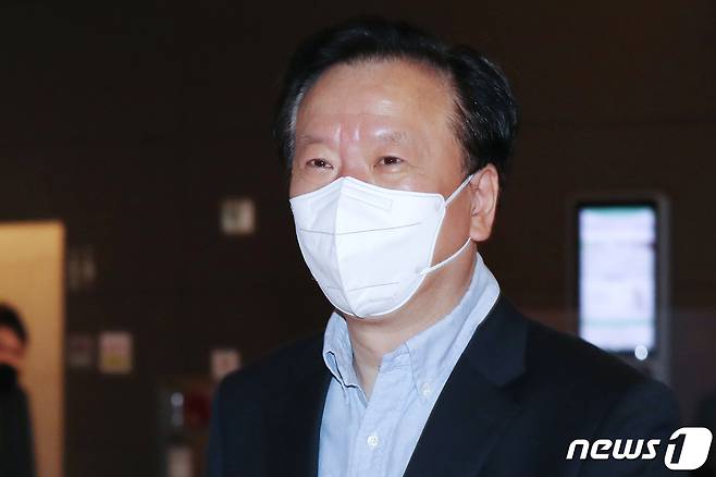정호영 보건복지부 장관 후보자가 18일 오전 서울 서대문구 국민건강보험공단에 마련된 인사청문회 준비 사무실로 출근하고 있다. 2022.4.18/뉴스1 © News1 민경석 기자