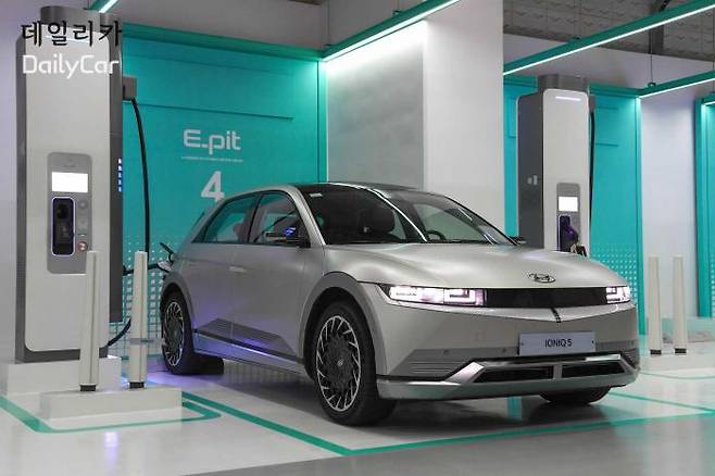 현대차그룹 을지로 센터원 E-pit 전기차 충전소에 충전중인 아이오닉 5