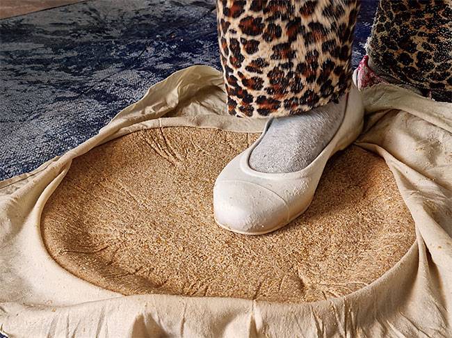 금정산성막걸리에 사용되는 전통 누룩은 족타법으로 생산된다. 일일이 발로 밟는다. 피자 도처럼 가장 자리가 중앙보다 약간 더 두껍다. 사진 박순욱 기자