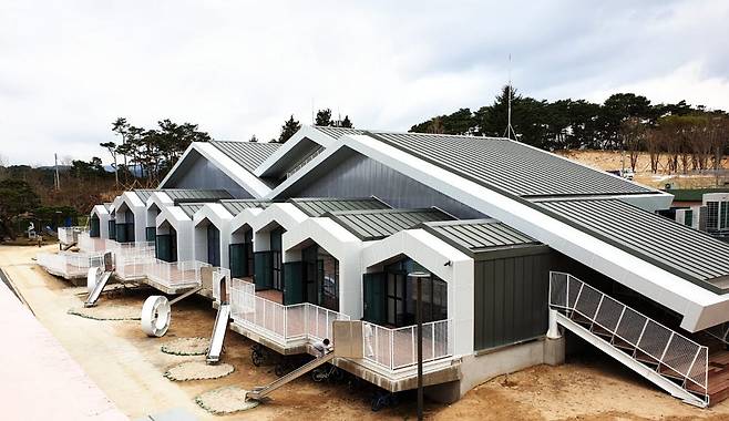 덕과초등학교 본관 모습. 교실과 운동장이 데크와 미끄럼틀로 이어진다.