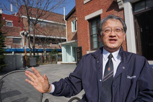 황선엽 서울정동협의체위원장이 지난 8일 서울 중구 정동 구세군 역사박물관 앞에서 서울정동협의체 사업 추진현황과 정동길의 매력에 대해 설명하고 있다. 김재현 기자