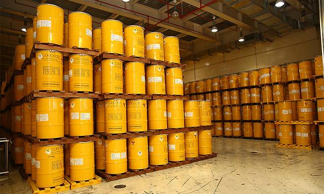 인수저장시설에서 처분을 기다리는 폐기물 드럼. 원자력환경공단 제공