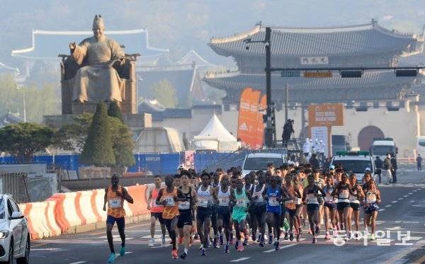 국내 최고 권위와 역사를 자랑하는 2022 서울마라톤 겸 제92회 동아마라톤이 17일 서울 광화문광장∼잠실종합운동장의 42.195km 풀코스에서 열렸다. 광화문과 세종대왕 동상을 뒤로 한 채 해외 엘리트 32명(남자 23·여자 9명), 국내 엘리트 99명(남자 75·여자 24명) 등 131명의 건각들이 힘차게 레이스를 펼치고 있다. 광화문 ｜ 전영한 동아일보 기자 scoopjyh@donga.com