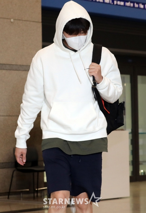 Kim Seon-ho arrived at Incheon International Airport on Wednesday.Kim Seon-ho, who recently left for Thailand for the film Sad Tropical directed by Park Hoon-jung, returned from overseas filming.Kim Seon-ho covered her face mostly with a white hoodie over her hat and a mask.Wearing shorts and slippers, he arrived comfortably with a black bag on one shoulder.I have almost covered my face, including my bangs and covering my eyes, but I feel the warm physical and atmosphere.