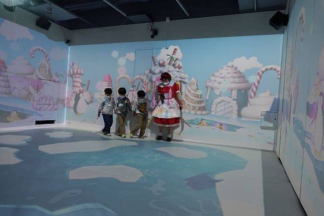 아이들이 물에 빠지지 않기 위해 조심해서 움직이는 중이다. 실수로 빙하 조각을 밟으면, 빙하 조각이 물 속으로 떨어지는 인터랙티브한 구조다