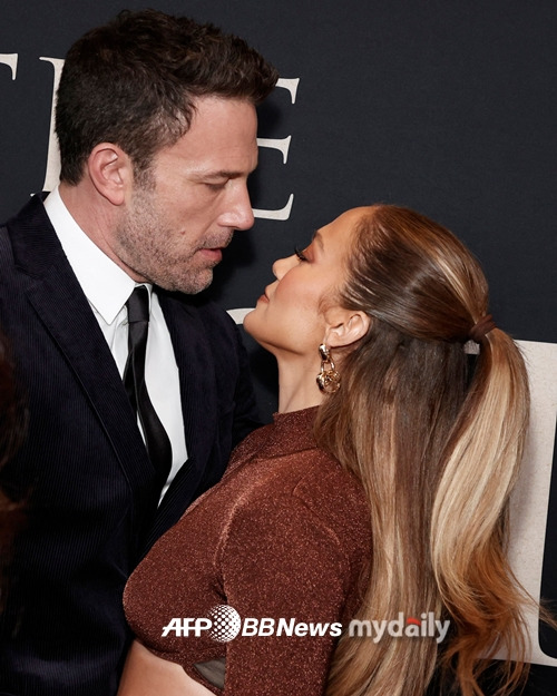 World pop star Jenifer Brook Lopez (52), who is engaged to Batman Ben Affleck (49) for the second time, is proud of the green Blood Diamond every day.He paired the white spring midi dress with balloon sleeves and sky-high white platform heels to celebrate Easter on Thursday.She also made sure to complement her green Blood Diamond sparkle with accessories with a bright green bag and transparent Blood Diamond earrings.Brook Lopez shared photos and videos of the look to Instagram Stories, adding various Easter-themed emojis around images and clips.Earlier, Ben Affleck proposed to Jenifer Brook Lopez, who was in a bubble bath on the 9th.Jenifer Brook Lopez wrote in a fan letter: My beautiful love fell on one knee and proposed to me on Saturday night at my favourite place (the bubble bath).I was completely caught off guard, and I just laughed and cried at the same time, looking into his eyes.I worked hard to turn my head around the fact that this happened again 20 years later, and I was really speechless, Affleck said, Is that a yes?I said YES, he said.I was laughing too loudly, and I was so incredibly happy and whole, I was in tears.It was not fancy at all, but it was the most romantic thing I had ever imagined: just a quiet Saturday night at home, I promised that they would always be together for each other.Page Six said in an interview with Mike Fried, CEO of Blood Diamond Pro, on Thursday: If it really is a green Blood Diamond, it will be a surprise.Green Blood Diamond of that size is incredibly rare.The ring is worth more than 5 million Family Dollars and may be more than 10 million Family Dollars (about 12.3 billion won).Brook Lopez wrote in a fan newsletter: I used to say green is always a lucky color, maybe you can remember a particular green dress.I realized that there were many moments in my life when I was dressed in green clothes that were amazing.Brook Lopez is raising two children, ex-husband Mark Anthony, 13-year-old twin Max and Emmy, who they married from 2004 to 2014.I broke up with Alex Rodriguez, who I dated until early last year, and met Ben Affleck from April.Affleck has Violet (16), Serafina (13) and Samuel (9) with his ex-wife Jenifer Garner, who he married from 2005 to 2018.They had a hot love affair from 2002 to 2004, when they were engaged under the nickname Beniper, but they broke up because they felt burdened by the excessive interest of the media.