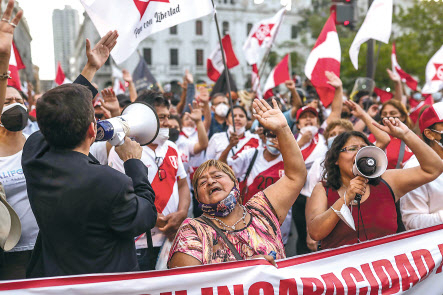 물가 상승에 항의하는 페루 시위자들이 지난 5일(현지시간) 수도 리마에서 페드로 카스티요 대통령의 퇴진을 요구하고 있다. [로이터]