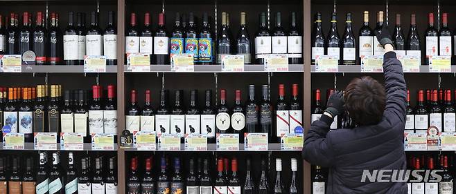 [서울=뉴시스] 고범준 기자 = 코로나19 여파로 홈술족이 늘어 와인 판매량이 큰 성장세를 보이고 있다. 편의점 등 슬세권(슬리퍼를 신고 갈 수 있는 근거리 생활권)에서 와인을 쉽게 구매할 수 있어 와인 시장의 성장은 지속될 가능성이 높다.  2일 오전 서울의 한 대형 마트에서 다양한 와인이 판매되고 있다. 2022.03.02. bjko@newsis.com