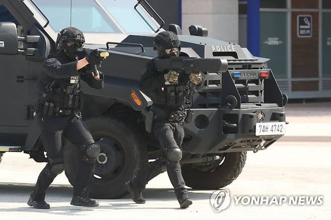 안티드론건으로 전파 차단하는 경찰특공대 (고양=연합뉴스) 임병식 기자 = 19일 경기도 고양시 킨텍스에서 열린 대테러훈련에서 경기북부경찰청 경찰특공대원(오른쪽)이 전파 차단(재밍) 안티드론건으로 비행 중인 드론을 무력화시키고 있다.  
    이날 경기북부경찰청과 고양시는 오는 21일부터 킨텍스에서 열리는 2022 고양 세계태권도품새선수권대회를 앞두고 테러 대응능력 강화를 위해 훈련을 진행했다. 2022.4.19 andphotodo@yna.co.kr