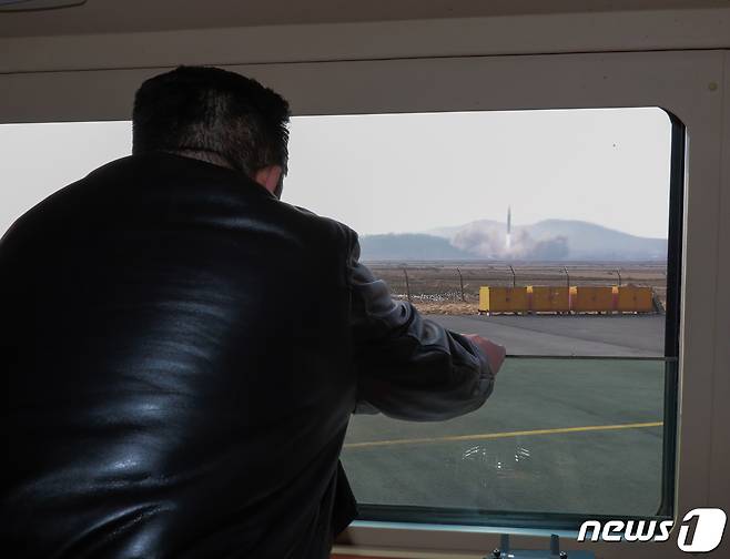 (평양 노동신문=뉴스1) = 김정은 북한 조선노동당 총비서가 지난 3월 대륙간탄도미사일(ICBM) 시험발사를 참관했다. [국내에서만 사용가능. 재배포 금지. DB 금지. For Use Only in the Republic of Korea. Redistribution Prohibited] rodongphoto@news1.kr