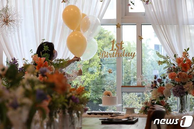 서울 은평구 소규모 돌잔치, 파티 공간 대여 고이담 스튜디오에서 관계자가 물품을 정리하고 있다. 2021.10.1/뉴스1 © News1 이승배 기자