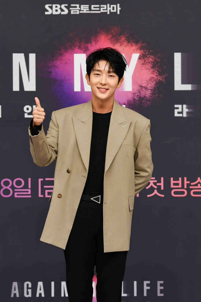 The Asdal Chronicles 2 takes Lee Joon-gis hand and re-creates.On the 20th, an entertainment official said, Lee Joon-gi will be the main character of TVN drama Asdal Chronicle Season 2.The Asdal Chronicles is a fantasy that depicts the fateful stories of heroes writing different legends in the ancient land As and was popularly broadcast in 2019.Although the early days of the broadcast were divided, viewers crown Prince Sado on the second half of the broadcast rose and requests for Season 2 were flooded.The Asdal Chronicles 2, which was planned for the first season 2, is written by Kim Young-hyun, Park Sang-yeon, and directed by Kim Kwang-sik, director of the movie Anshi Sung, following Kim One Seok.The Asdal Chronicle was the first in the history of Korean dramas to deal with the pre-historic era of Taego and was evaluated as creating a world view that no one tried.As the production cost of tens of billions of One units was invested in Season 1, it is expected that the scale and set use will continue in Season 2.The Asdal Chronicles 2, which will return to season 2, will cover the time of the season 1 to a decade later.It was reported that the production team, which had been struggling to express the adult island after the years, had in-depth discussions.A studio dragon official said, As a result of the in-depth discussions between the writers and the production crew, we have proposed the role of the silver island of Season 2 to Lee Joon-gi actor and are currently under review.Lee Joon-gi is an actor who fits well into the Asdal Chronicles so that there is no disagreement.Thanks to the acting ability that crosses without the limit of genre, it has completely settled as a belief and has shown its strengths especially in historical dramas and genres, so the crown Prince Sado of viewers is expected to increase.In addition to this, the drama SBS Again My Life, which is currently on air, expresses the emotions of the person who lives the second time in life in depth and gives Cida to the drama.The audience rating is also high, exceeding 8%, so the production team expects Lee Joon-gi, who is in charge of the entertainment.Asdal Chronicles 2 will start production with the aim of broadcasting in 2023.