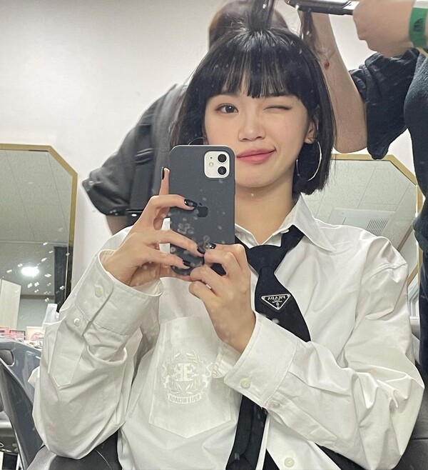 Group LE SSERAFIM Kim Chaewon has unveiled a behind-the-scenes cut with cute charm.Kim Chaewon posted several photos on her Instagram account on Tuesday, along with a black heart emoji.Kim Chaewon, who released a Polaroid photo with members of LE SSERAFIM, excited fans by uploading a behind-the-scenes cut taken while making up on the set.He wore a white shirt and a black tie, winking with one eye closed, giving a cute charm.He also showed his lips and looked like a naughty figure, adding to his youthfulness.Meanwhile, LE SSERAFIM, which Kim Chaewon belongs to, will debut with the release of its first mini album, Pieris (FEARLESS), on May 2.