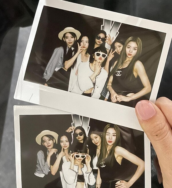 Group LE SSERAFIM Kim Chaewon has unveiled a behind-the-scenes cut with cute charm.Kim Chaewon posted several photos on her Instagram account on Tuesday, along with a black heart emoji.Kim Chaewon, who released a Polaroid photo with members of LE SSERAFIM, excited fans by uploading a behind-the-scenes cut taken while making up on the set.He wore a white shirt and a black tie, winking with one eye closed, giving a cute charm.He also showed his lips and looked like a naughty figure, adding to his youthfulness.Meanwhile, LE SSERAFIM, which Kim Chaewon belongs to, will debut with the release of its first mini album, Pieris (FEARLESS), on May 2.