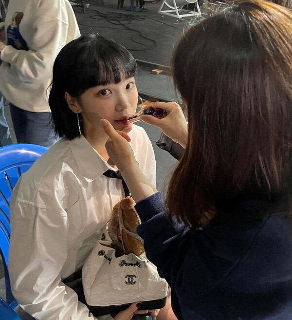 Group LE SSERAFIM Kim Chaewon has unveiled a behind-the-scenes cut with cute charm.Kim Chaewon posted several photos on her Instagram account on Tuesday, along with a black heart emoji.Kim Chaewon, who released a Polaroid photo with members of LE SSERAFIM, excited fans by uploading a behind-the-scenes cut taken while making up on the set.He wore a white shirt and a black tie, winking with one eye closed, giving a cute charm.He also showed his lips and looked like a naughty figure, adding to his youthfulness.Meanwhile, LE SSERAFIM, which Kim Chaewon belongs to, will debut with the release of its first mini album, Pieris (FEARLESS), on May 2.