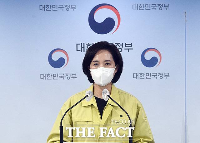 유은혜 사회부총리 겸 교육부 장관이 20일 오전 서울 종로구 정부서울청사에서 '오미크론 이후 학교 일상회복 추진방안'을 발표하고 있다. /이동률 기자