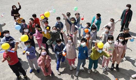 20일 오전 경기 수원시 효원초등학교에서 1학년 어린이들이 풍선의 바람을 이용한 헬리콥터 날리기를 하고 있다. 연합뉴스