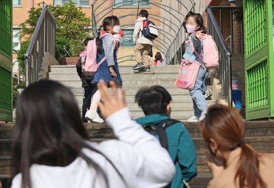 20일 서울의 한 초등학교에서 학생들이 등교하고 있다. 연합뉴스