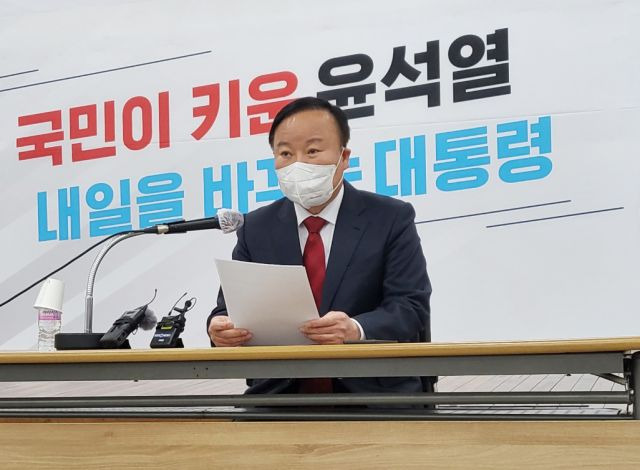 국민의힘 김재원 최고위원이 지난달 28일 오후 대구시당에서 대구시장 출마를 밝히고 있다. 연합뉴스