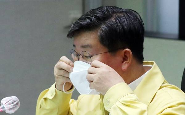 20일 중앙재난안전대책본부(중대본)에 따르면 실외 마스크 해제가 오는 5월 초에 결정된다. 사진은 이날 서울 종로구 세종대로 정부서울청사에서 열린 코로나19 중앙재난안전대책본부회의에서 모두발언을 마친 후 마스크를 쓰고 있는 전해철 중앙재난안전대책본부(중대본) 2차장. /사진=뉴스1
