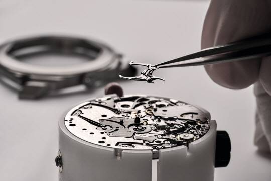 10펜스 동전(1.85㎜)보다 얇은 시계를 만들어낸 불가리의 워치 메이킹 모습.