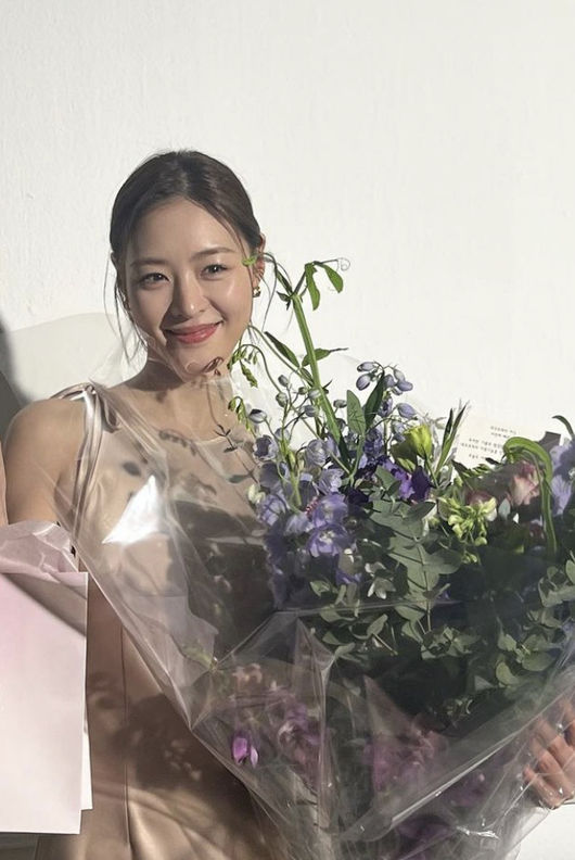 Actor Lee Yeon-hee reveals fresh beautyOn the afternoon of the 20th, Lee Yeon-hee announced that he was taking a picture by writing the name of the magazine in the post along with his photo through his instagram.Lee Yeon-hee holds a rich bouquet of flowers and naturally looks like a god of spring in a satin-style halter neck dress with a bundle of hairy hair.The netizens responded in various ways such as How do you like your debut?, I have a lot of innocence, I want to play a lot, I like my face, and I am really fresh.Meanwhile, Lee Yeon-hee has been actively engaged in activities such as marriage and drama with non-entertainment men in 2020Lee Yeon-hee Instagram