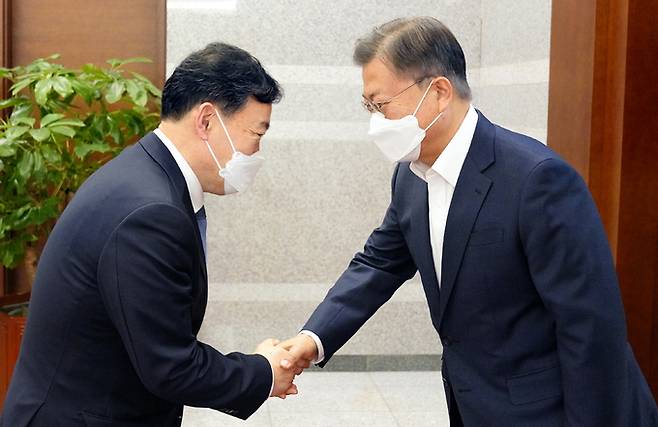 문재인 대통령이 18일 오후 청와대 여민관 집무실 앞에서 김오수 검찰총장과 악수하고 있다.&nbsp; &nbsp;청와대 제공