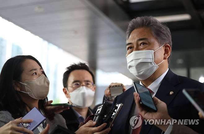 출근하는 박진 외교장관 후보자 (서울=연합뉴스) 신준희 기자 = 박진 외교장관 후보자가 20일 오전 종로구 한 건물에 마련된 인사청문회 준비 사무실로 출근하고 있다. 2022.4.20 hama@yna.co.kr