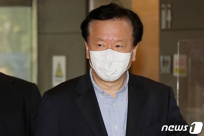 정호영 보건복지부 장관 후보자가 서울 서대문구 국민연금공단 서울북부지역본부에 마련된 인사청문회 준비 사무실로 출근하고 있다./뉴스1 © News1 민경석 기자