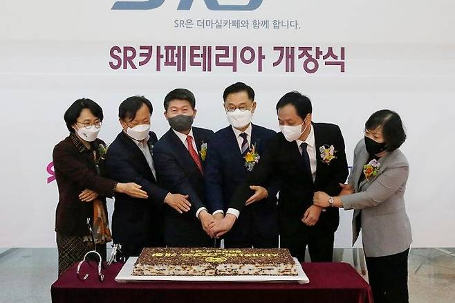 SRT 운영사 SR은 21일 사내 카페테리아 'SRTea' 개장식을 열고 운영을 시작했다.ⓒSR