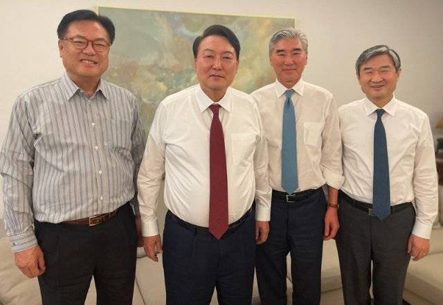 윤석열 대통령 당선인이 19일 방한 중인 성 김 미국 대북특별대표와 비공개 만찬을 가졌다. 사진은 이 자리에 함께한 정진석 국회부의장, 윤 당선인, 김 대표, 국민의힘 조태용 의원(왼쪽부터). 국민의힘 정진석 의원실 제공