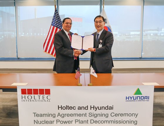 크리스 싱 홀텍 CEO(왼쪽)와 윤영준 현대건설 대표이사 사장이 원전 해체 협력계약을 체결하고 있다. 현대건설 제공