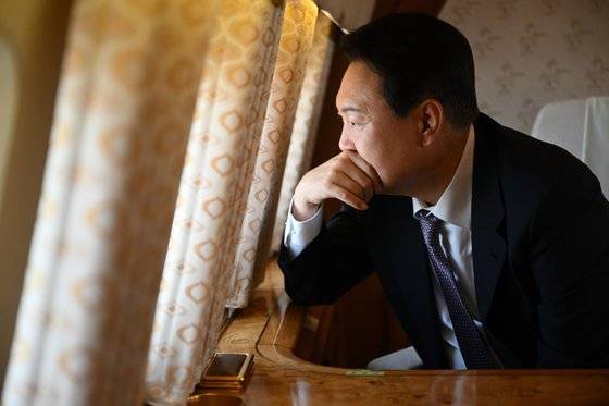 윤석열 대통령 당선인이 20일 전북 지역으로 이동하는 비행기 안에서 이동 경로상에 위치한 새만금 지역 일대를 살피고 있다. 윤석열 당선인 대변인실]