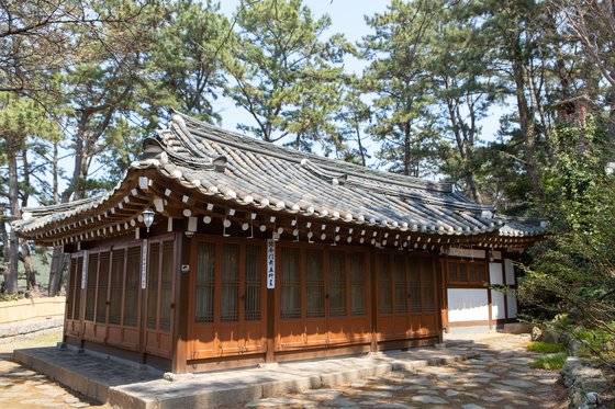 민 박사는 한옥에도 남다른 애정을 가졌다. '가든스테이'를 신청하면 수목원 안 한옥에 묵을 수도 있다. 사진은 해송집.