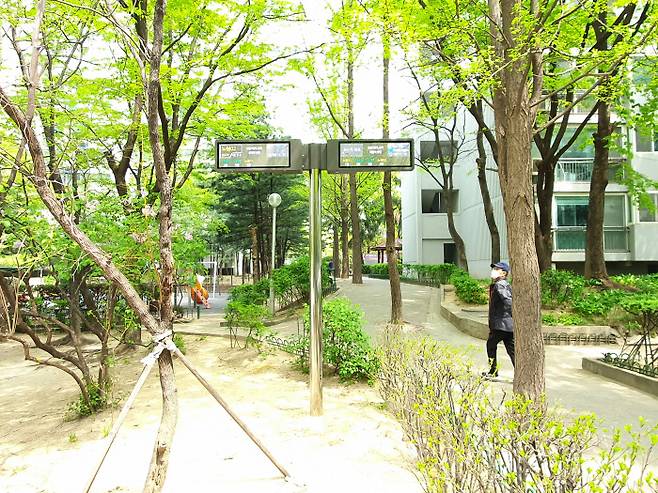 서울 노원구의 한 주민이 보람아파트 단지에 설치돼있는 버스정보 안내 단말기(BIT)를 쳐다보고 있다. |노원구 제공