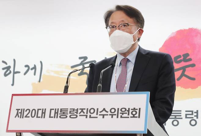 신성환 대통령직인수위원회 경제1분과 인수위원이 21일 서울 종로구 통의동 인수위 기자회견장에서 주택연금 활성화 관련 브리핑을 하고 있다. 인수위사진기자단