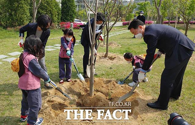 지구의 날을 맞아 정부청사관리본부 관계자들과 세종 라온 어린이집 원생들이 22일 오전 세종시 정부청사에서 열린 '탄소중립 희망의 나무심기 행사'에 참석해 칠자화 등 꽃나무를 심고 있다./정부청사관리본부 제공