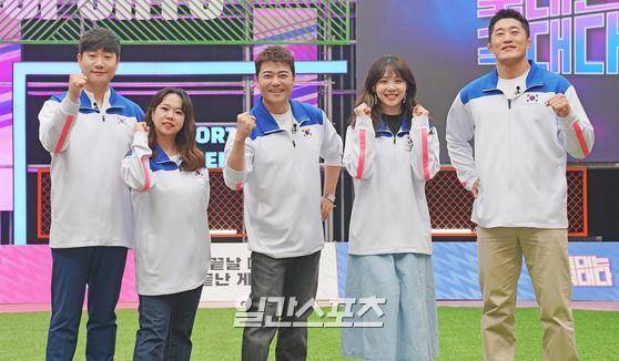 방송인 김동현, 김민아, 홍현희, 배성재, 전현무가 22일 오전 온라인으로 열리는 MBN 예능프로그램 '국대는 국대다' 기자간담회에 참석했다. 국대는 국대다는 과거 스포츠 레전드였으나 현재는 은퇴한 선수가 다시 훈련하여 현역 선수와 대결하는 스포츠 예능 프로그램으로 매주 토요일밤 MBN을 통해 방송된다. 사진=MBN제공 2022.04.22