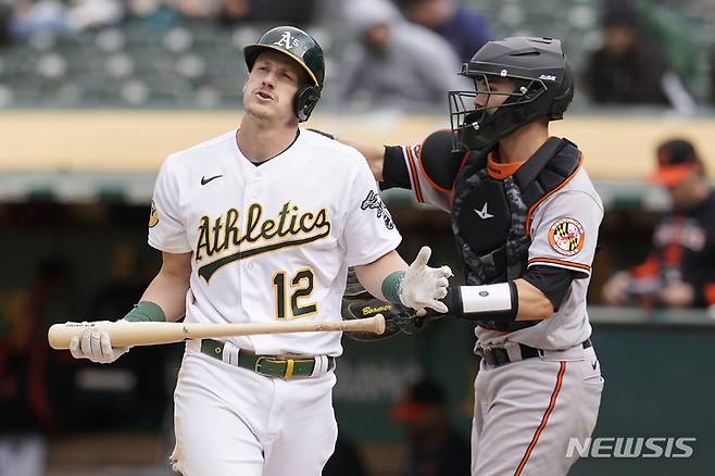 [오클랜드=AP/뉴시스] 오클랜드 애슬리텍스의 션 머피가 21일(한국시간) 미국 캘리포니아주 오클랜드의 오클랜드 콜리세움에서 열린 볼티모어 오리올스와 2022 MLB 홈경기에서 삼진을 당한 뒤 아쉬워 하고 있다. 2022.04.21.