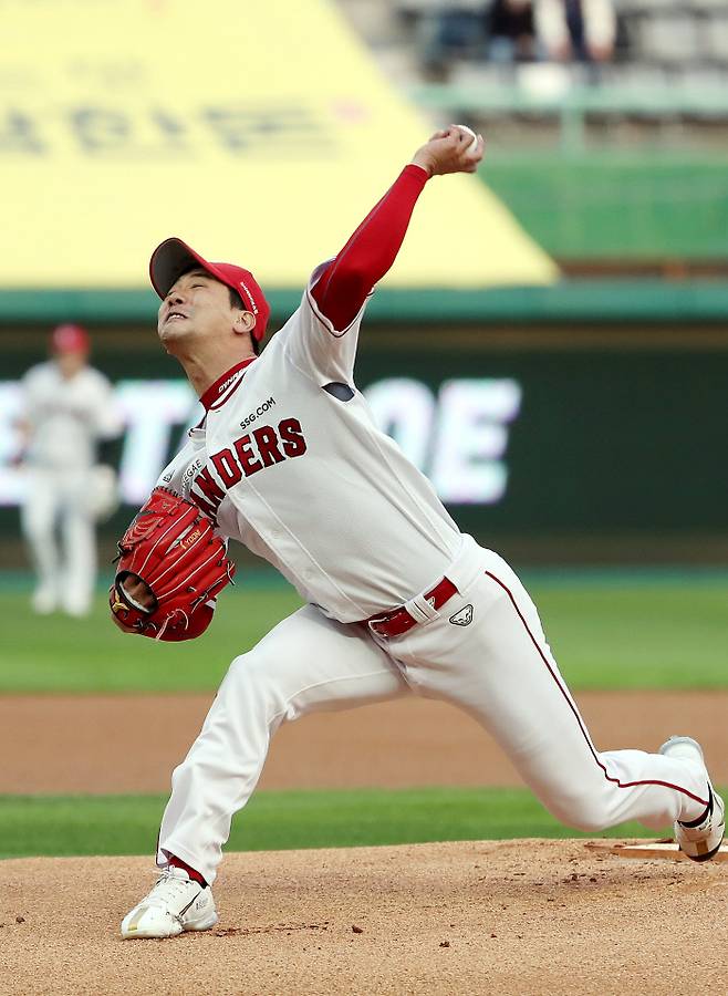 SSG 김광현이 지난 21일 문학 키움전에서 역투하고 있다. 연합뉴스