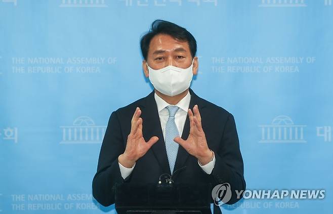 취재진 질문에 답변하는 이광재 의원 (서울=연합뉴스) 백승렬 기자 = 강원도지사 출마를 요청받은 더불어민주당 이광재 의원이 21일 서울 여의도 국회 소통관에서 '강원도 전성시대를 위해 민주당에 5가지를 제안합니다'라는 주제로 기자회견을 마친 뒤 취재진의 질문에 답변하고 있다. 2022.4.21 [국회사진기자단] srbaek@yna.co.kr