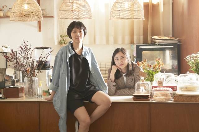 웹툰 ‘유부녀 킬러’를 만드는 검둥(왼쪽) 작가와 YOON 작가가 지난 18일 서울 영등포구 한 카페에서 포즈를 취했다. 카카오엔터테인먼트 제공