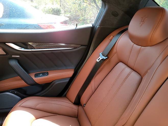 마세라티 기블리 모데나 S Q4 실내. 스티치와 가죽 시트가 고급스럽다. [김지윤 기자]