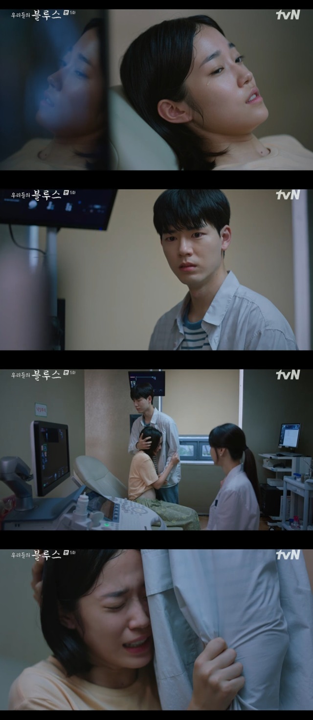 High school student Noh Yoon-seo heard the fetal heart sound for 6 months pregnant.In the 5th episode of TVNs Saturday drama Our Blues (playplayed by Noh Hee-kyung/directed by Kim Gyu-tae), which aired on April 23, high school student airing stock (played by Noh Yoon-seo) Chung Hyeon (played by Bae Hyun-sung) was in crisis due to pregnancy.Kang Ok-dong (Kim Hye-ja) called son dynamite (Lee Byung-hun) and asked only, Bob? and dynamite was angry at his mother who suddenly called.Kang Ok-dong was diagnosed with cancer at the hospital and called son dynamite, but he could not say anything. Dynamite said, If you die, please contact me.High school student airing stock (played by Noh Yoon-seo) was tired of his fathers protection ceremony (played by Choi Young-joon) and Jeju Island, where no one knew him, and tried to go to Seoul when he went to college, but he was pregnant with the child of Chung Hyeon (played by Bae Hyun-sung).Chung Hyon lied to his father, Jung In-kwon (Park Ji-hwan), that he lacked living expenses, and made a hospital fee for airing stock by taking care of school expenses as well as stone rings.Chung Hyeon also got a drug on the internet that could be used before 12 weeks of pregnancy.The airing stock recognized the hospital, and the hospital asked not to take any drugs sold on the Internet.The airing stock felt abdominal pain in physical education and went to a hospital far away on purpose, but there he met Jung Eun-hee (Lee Jung-eun).Jung Eun-hee went to the client and stopped by the hospital for menopause, and lied that the airing stock was menstrual irregularity.The doctor asked me to bring my parents consent because I had to give birth to them, saying, Students are like this, and I was told that I was going to have to give up my parents consent.Jung Eun-hee told Friend Protection that he saw airing stock in the obstetrics and gynecology department, and the protection ceremony was only because his daughter was not eating well and he thought that menstrual irregularities came.Chung Hyeon wrote on the Internet: A woman Friend is pregnant; I am not confident to raise myself or myself to give birth to Christina Aguilera.Friend says she erases Christina Aguilera. My biggest concern is her body. Does surgery hurt a lot?Does it cool when you erase it? Does it all happen when you erase it?Can I go back to the old days as well as the woman Friend? But I also wrote a reply to buy the medicine.Love is once, he told Chung Hyeon, a golf ball massage on the soles of the feet, and when I see the Internet, I can see that the uterus may contract and miscarriage if I stimulate the soles.Christina Aguilera, youre gonna disappear without anyone knowing. I asked my senior. Hes been operating for more than 20 weeks. Hes going alone.I cant do it when you come. But the next morning, Chung Hyeon caught up with the bus with the airing stock in a taxi late.