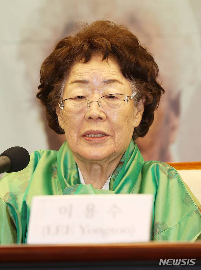 [서울=뉴시스] 고범준 기자 = 일본군 위안부 피해자 이용수 할머니가 17일 오전 서울 중구 한국프레스센터에서 일본군 '위안부' 문제 ICJ 회부 추진위원회 주최로 열린 각국 '위안부' 생존자 및 단체의 유엔 인권 특별보고관 공개서한 발송 발표 기자회견에서 발언을 하고 있다. 2022.03.17. bjko@newsis.com